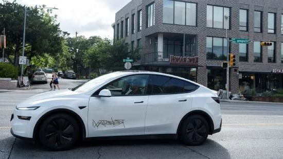 得州Robotaxi试点改装ModelY在交叉路口误闯红灯